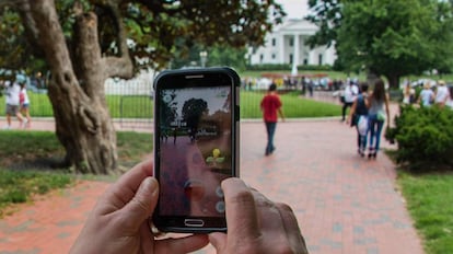Un jugador captura un Pokémon frente a la Casa Blanca, en Washington DC.