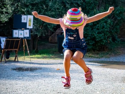 Una niña salta en el parque. 