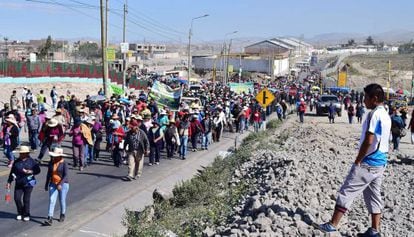 Manifestantes protestan contra el proyecto minero Tía María.