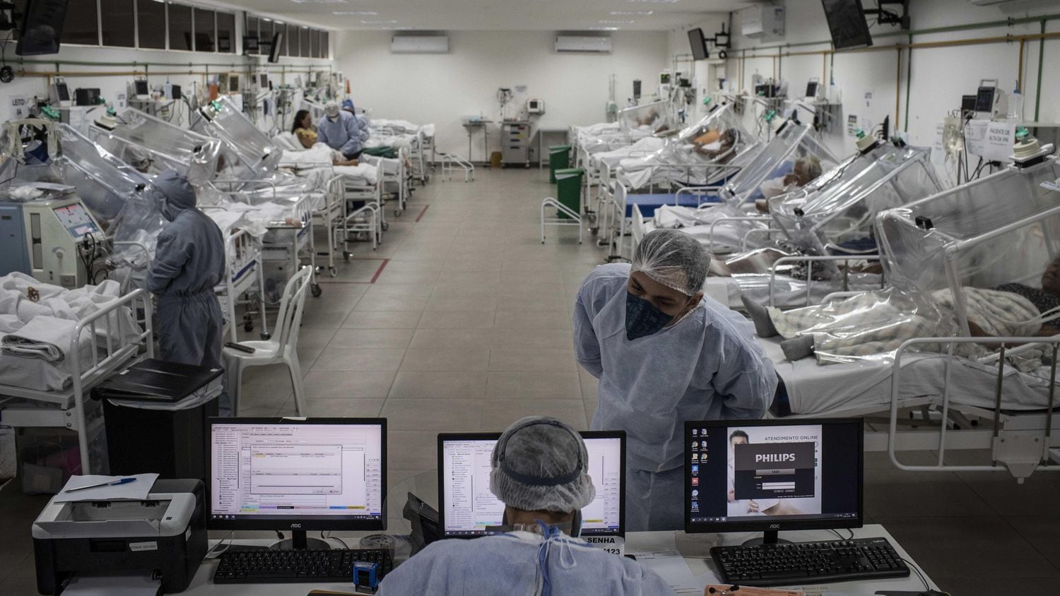 Personal sanitario en el Hospital Municipal de Campaña Gilberto Novaes, en la ciudad de Manaos, Amazonas (Brasil) comprueban los datos de algunos de los pacientes.