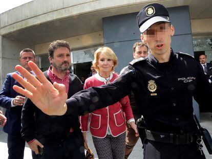 Esperanza Aguirre, entonces portavoz del PP en el Ayuntamiento de Madrid, tras testificar en la Audiencia Nacional, en una foto de 2017.