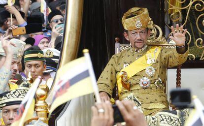El sult&aacute;n Hassanal Bolkiah saluda a sus ciudadanos durante la cerebraci&oacute;n de sus 50 a&ntilde;os en el trono en Bandar Seri Begawan, el pasado 5 de octubre.
