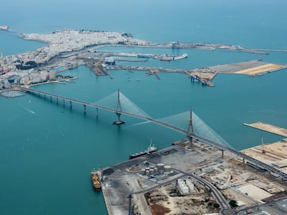 Construido por ACS entre 2007 y 2016, el puente que cruza la bahía de Cádiz ha supuesto una nueva vía de acceso a la ciudad. Además de aliviar el tráfico de entrada, integra las actividades logísticas portuarias, terrestres y ferroviarias. Un proyecto que se ha convertido ya en uno de los símbolos de la ciudad.