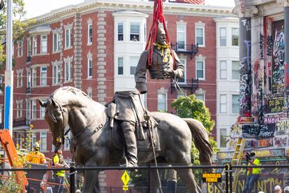 Trabajadores portan el busto de la estatua de Robert Lee luego de bajarla de su pedestal este miércoles en Richmond, Virginia.
