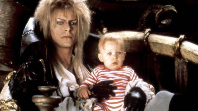 David Bowie y el hijo de Wendy Froud en una escena de 'Dentro del laberinto'.