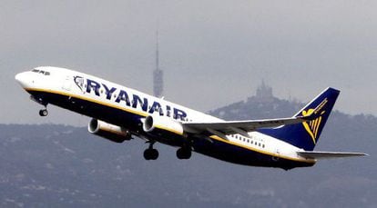 Un avió de Ryanair s'enlaira a l'aeroport del Prat.