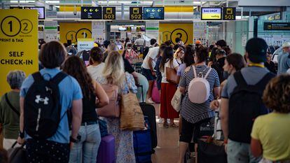 Colas en los mostradores de facturación de Vueling en la Terminal T1 del aeropuerto de El Prat.