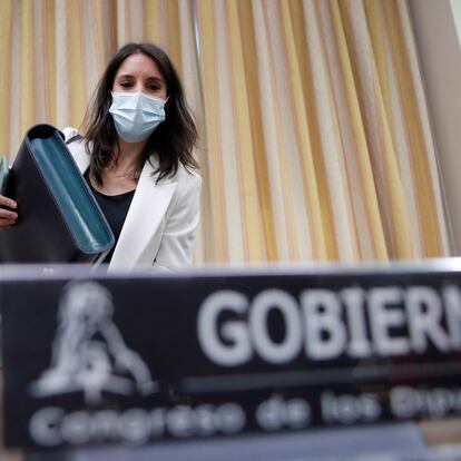 MADRID, 07/10/2020.- La ministra de Igualdad, Irene Montero, se prepara para comparecer ante la Comisión de Igualdad del Congreso, este miércoles, en Madrid. Los grupos políticos preguntarán por temas como la celebración de la manifestación del pasado 8M o la utilización que su Ministerio hace de las redes sociales. EFE/Juan Carlos Hidalgo
