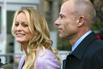 La actriz porno Stormy Daniels junto a su abogado Michael Avenatti fuera de la corte de Nueva York.