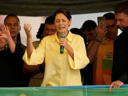 La primera dama de Brasil, Michelle Bolsonaro, lidera un rezo durante el mítin inaugural de la campaña de su esposo, este martes.
