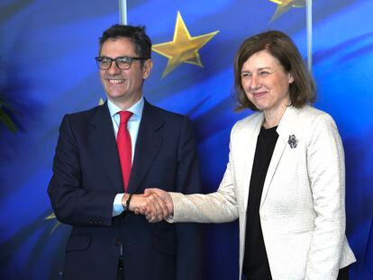 El ministro de la Presidencia, Félix Bolaños, con la vicepresidenta de la Comisión Europea, Vera Jourová, este lunes en Bruselas