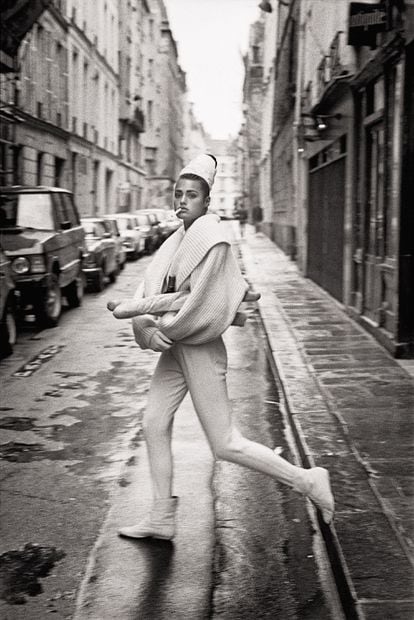 La modelo Yasmin Le Bon, fotografiada en París en 1985, con conjunto de punto blanco de Azzedine Alaïa de la colección otoño/invierno 1985.