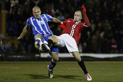 El Abd, del Brighton, y Norton, del FC United, pelean el balón en el partido de la Copa inglesa de anoche.