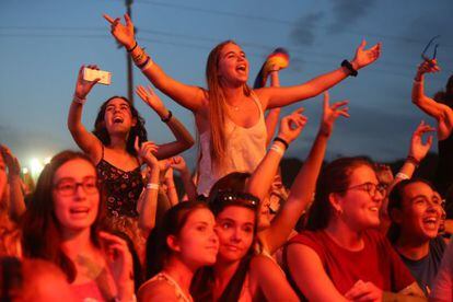 Público quinceañero en la segunda edición del Canet Rock