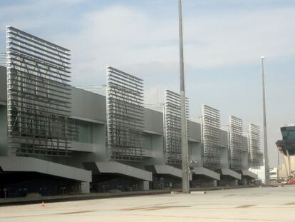 Fachada y torre de control del aeropuerto murciano de Corvera.