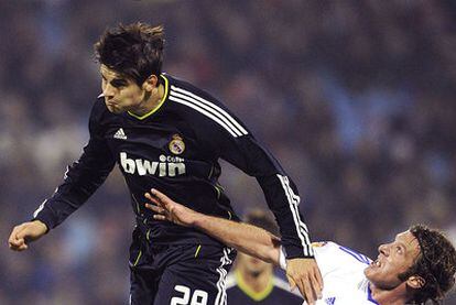 El debutante Morata se anticipa en el salto a Lanzaro.