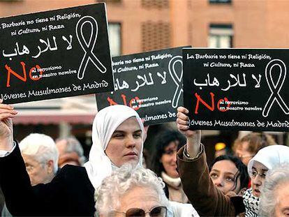 Manifestación de mujeres musulmanas en Madrtid contra los atentados del 11-M.