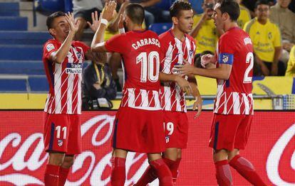 Correa saluda a Carrasco; detrás, Lucas y Godín.