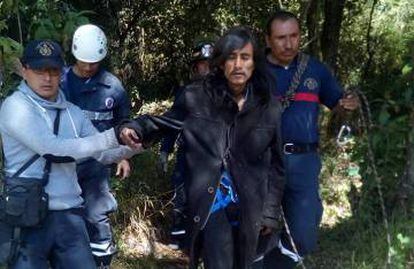 Jos&eacute; Leonardo Castillo en el momento de ser rescatado por Protecci&oacute;n Civil 