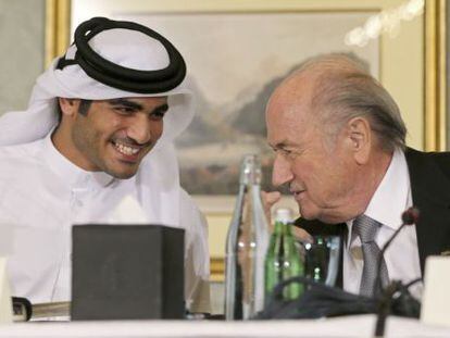 El jeque Mohammed Al-Thani, responsable del Mundial de 2022, con Joseph Blatter. 