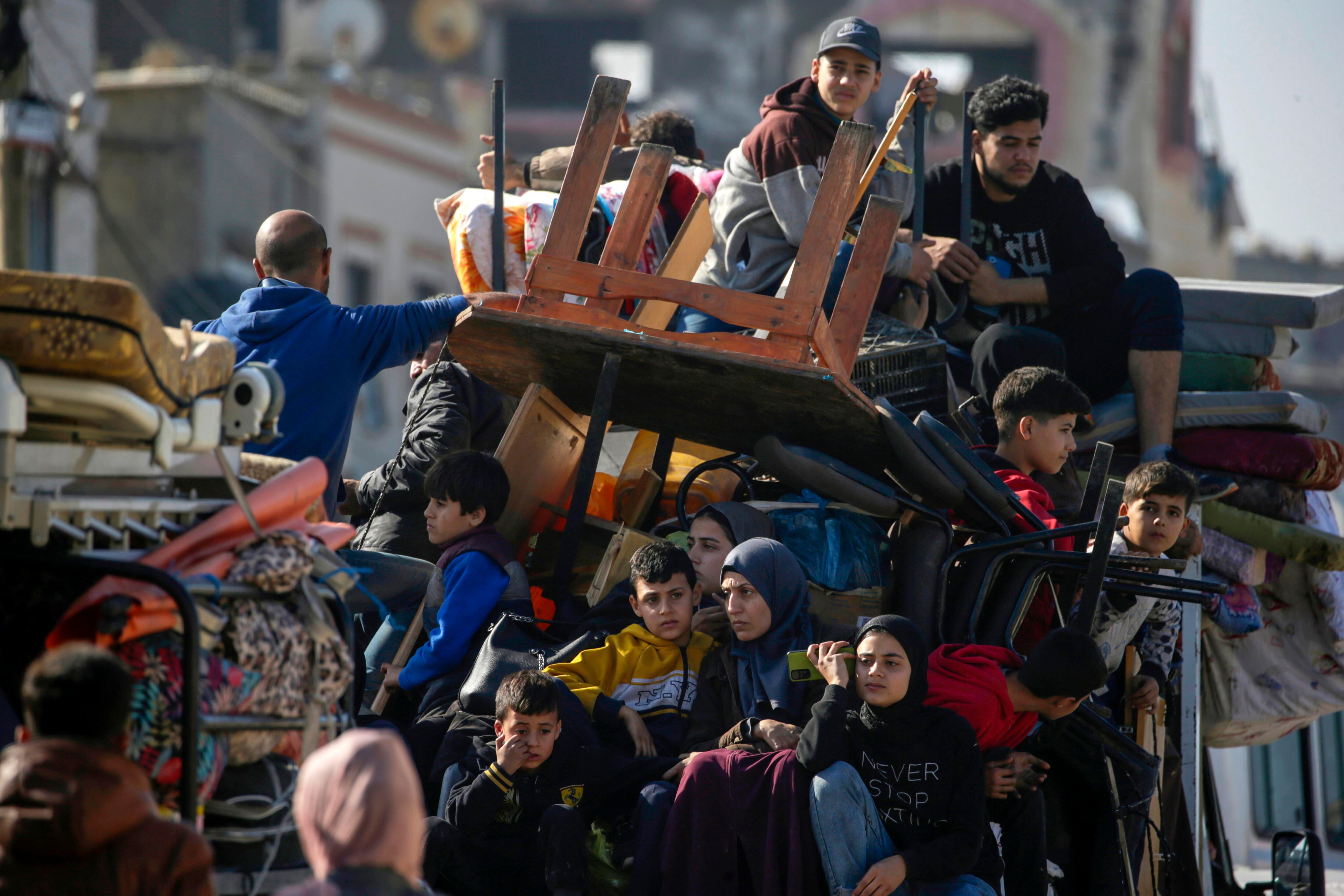 Residentes palestinos evacuados de un campo de refugiados en la franja de Gaza.
