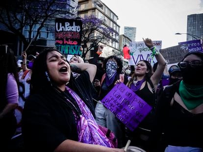 Miles de mujeres marcharon en Ciudad de México para conmemorar el Día Internacional de la Mujer y exigir el cese a la violencia de género, el 8 de marzo de 2022. 