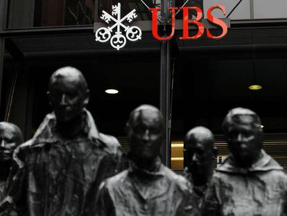 Estatuas enfrente de la sede de UBS en Zurich (Suiza).