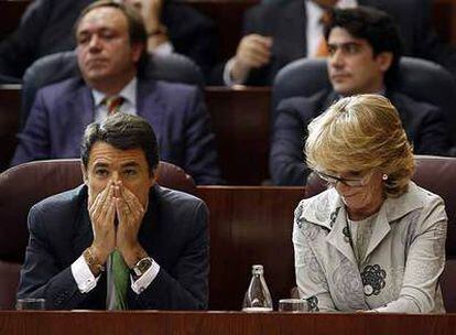 Ignacio González, vicepresidente regional, y Esperanza Aguirre, presidenta, en el pleno de ayer.