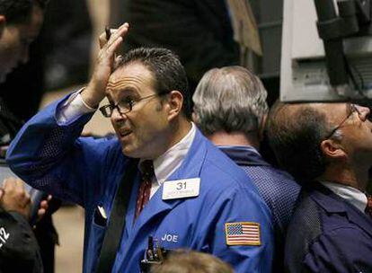 Varios corredores de Bolsa de Wall Street, pendientes de los datos de las pantallas el pasado viernes.