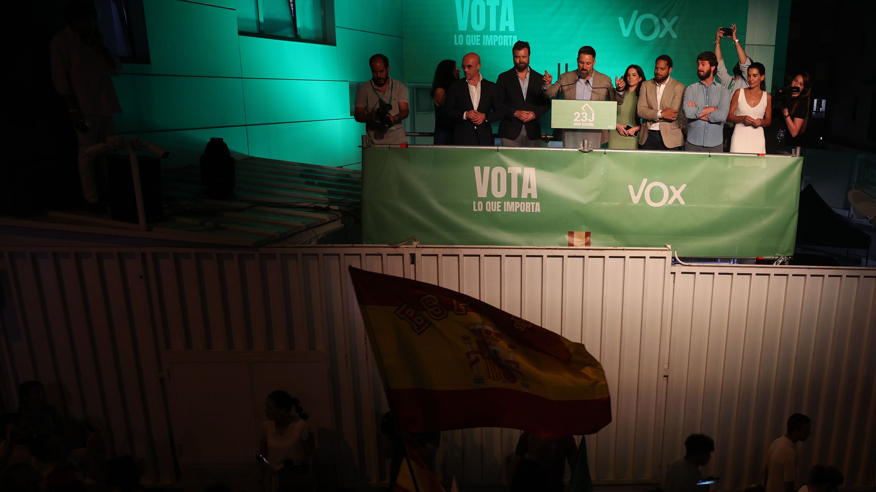 Dvd 1170 (23-07-23).  Simpatizantes de Vox acuden a la sede del partido en Madrid mientras tiene lugar el escrutinio de las elecciones generales, este domingo.