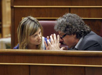 La ministra de Igualdad, Bibiana Aído, con el diputado de ERC Joan Tardà, ayer en los escaños del Congreso de los Diputados.