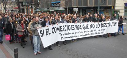 Un momento de la manifestación en Bilbao contra la apertura de comercios en festivos.
