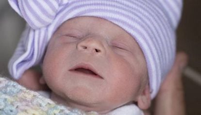 Primera bebé nacida en Estados Unidos gracias a un trasplante de útero de una mujer fallecida.