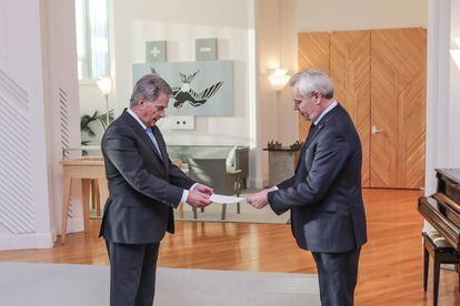 El primer ministro de Finlandia, Antti Rinne, (derecha) entrega su carta de dimisión al presidente Sauli Niinisto, este martes en Helsinki.