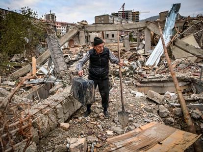 Un hombre busca sus pertenencias entre los restos de la que era su casa en Stepanakert, en el Alto Karabaj, este sábado.