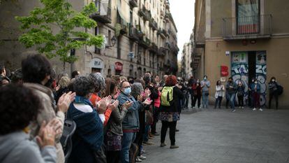 Concentración de trabajadores sociales en apoyo a la oficina municipal del Raval, ocupada la semana pasada.