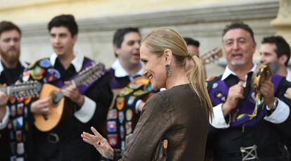 La presidenta de la Comunidad de Madrid, Cristina Cifuentes (d), tras la ceremonia de entrega del Premio Cervantes. 