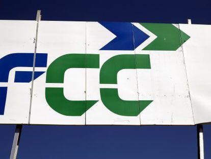 Vista de un panel con el logo de FCC.