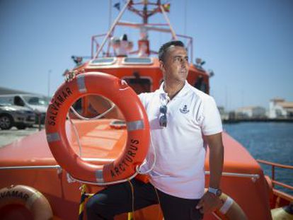 Pasan hasta 17 horas seguidas al timón salvando vidas. Así es la tarea de las tripulaciones de Salvamento Marítimo en la Frontera sur