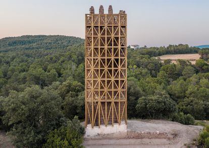 La intervención de Carles Enrich Studio en la torre de defensa del siglo XIII de Puig-reig que opta al Mies van del Rohe.