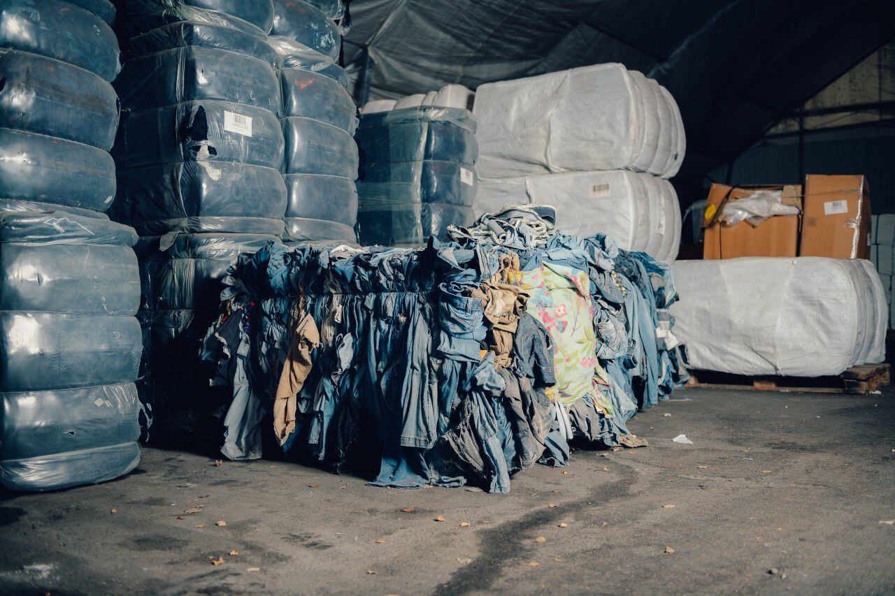 Pilas de ropa utilizada que podría reciclarse para producir viscosa. En Suecia, se está construyendo la primera planta que se alimentará exclusivamente de tejidos desechados.