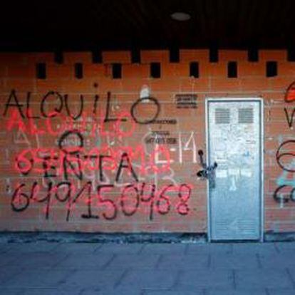 Oferta inmobiliaria en una pared en la urbanización de Seseña (Toledo)