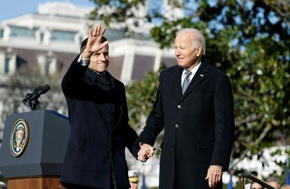 Biden y Macron, cogidos de la mano durante la ceremonia de bienvenida al presidente francés en los jardines de la Casa Blanca. 