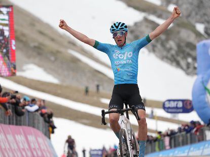 Davide Bais celebra este viernes el triunfo de etapa en el Giro.