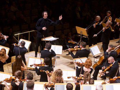 Teodor Currentzis dirige la Cuarta Sinfonía de Mahler a MusicAeterna, cuyos instrumentistas tocaron de pie en la segunda parte.