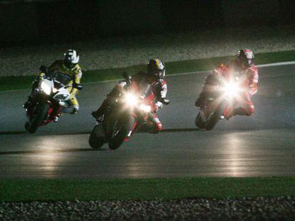 Valentino Rossi, Loris Capirossi y Kenny Roberts, durante un ensayo nocturno en Qatar.