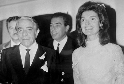Aristóteles Onassis y Jacqueline Kennedy, en su boda, en Skorpios (Grecia), en 1968.