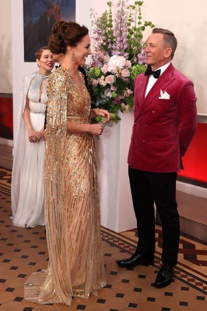 Kate Middleton, duquesa de Cambridge, charla con Daniel Craig en el estreno de 'Sin tiempo para morir', en la que el actor se pone por última vez en la piel del espía James Bond.