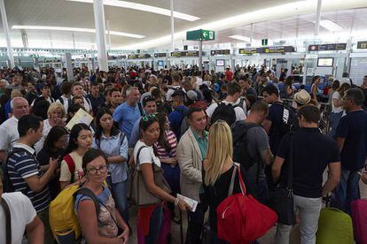 Colas en los controles de seguridad del Aeropuerto de Barcelona-El Prat.