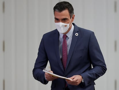 El presidente del Gobierno, Pedro Sánchez, antes de hacer balance del curso político y presentar un informe sobre el cumplimiento de los compromisos contraídos por el Ejecutivo, este jueves en La Moncloa.